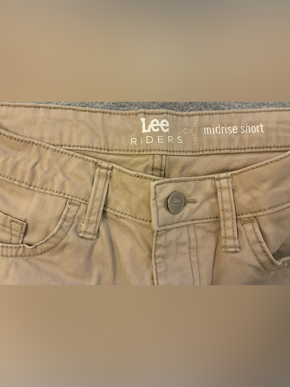 Lee Women’s Midrise Khaki Shorts Size 8 Medium - Picture 3 of 5